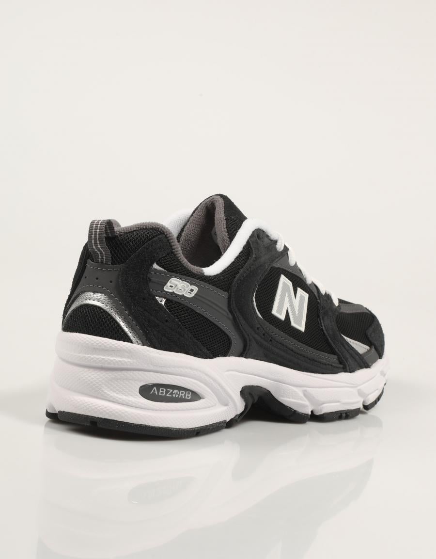 ZAPATILLAS NEW BALANCE MR530 en color Negro
