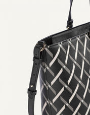 BOLSO ARMANI BAGS GYNGER LOGO SHOPPING M XW000926 en color Negro