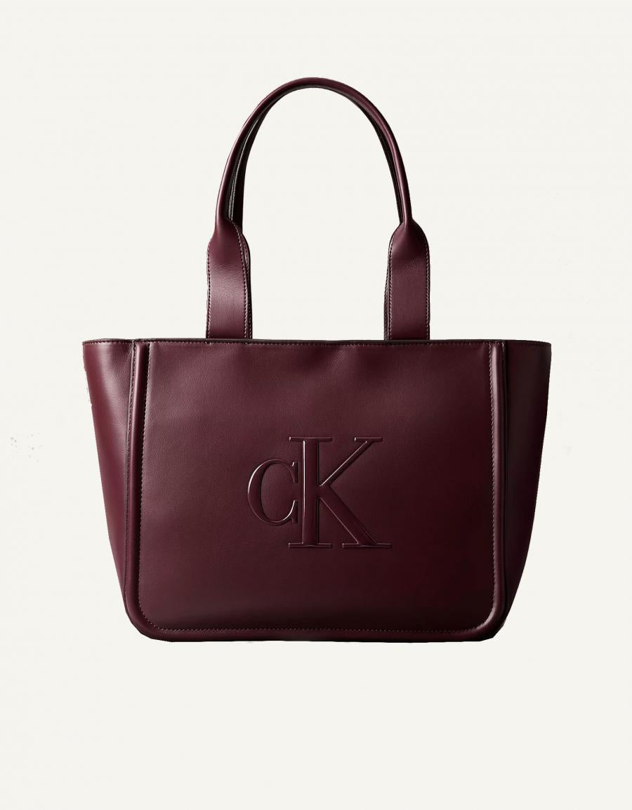 BOLSO CALVIN KLEIN RAISED CK MEDIUM TOTE en color Burdeos