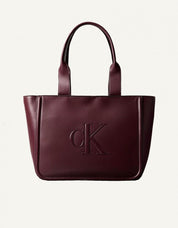 BOLSO CALVIN KLEIN RAISED CK MEDIUM TOTE en color Burdeos