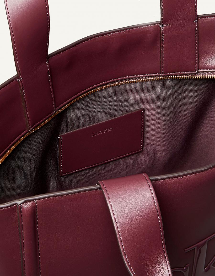 BOLSO CALVIN KLEIN RAISED CK MEDIUM TOTE en color Burdeos