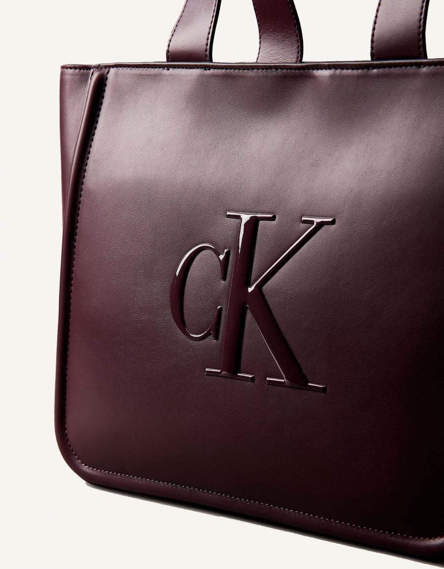 BOLSO CALVIN KLEIN RAISED CK MEDIUM TOTE en color Burdeos