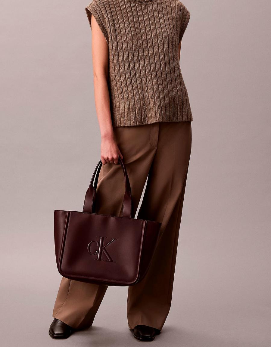 BOLSO CALVIN KLEIN RAISED CK MEDIUM TOTE en color Burdeos
