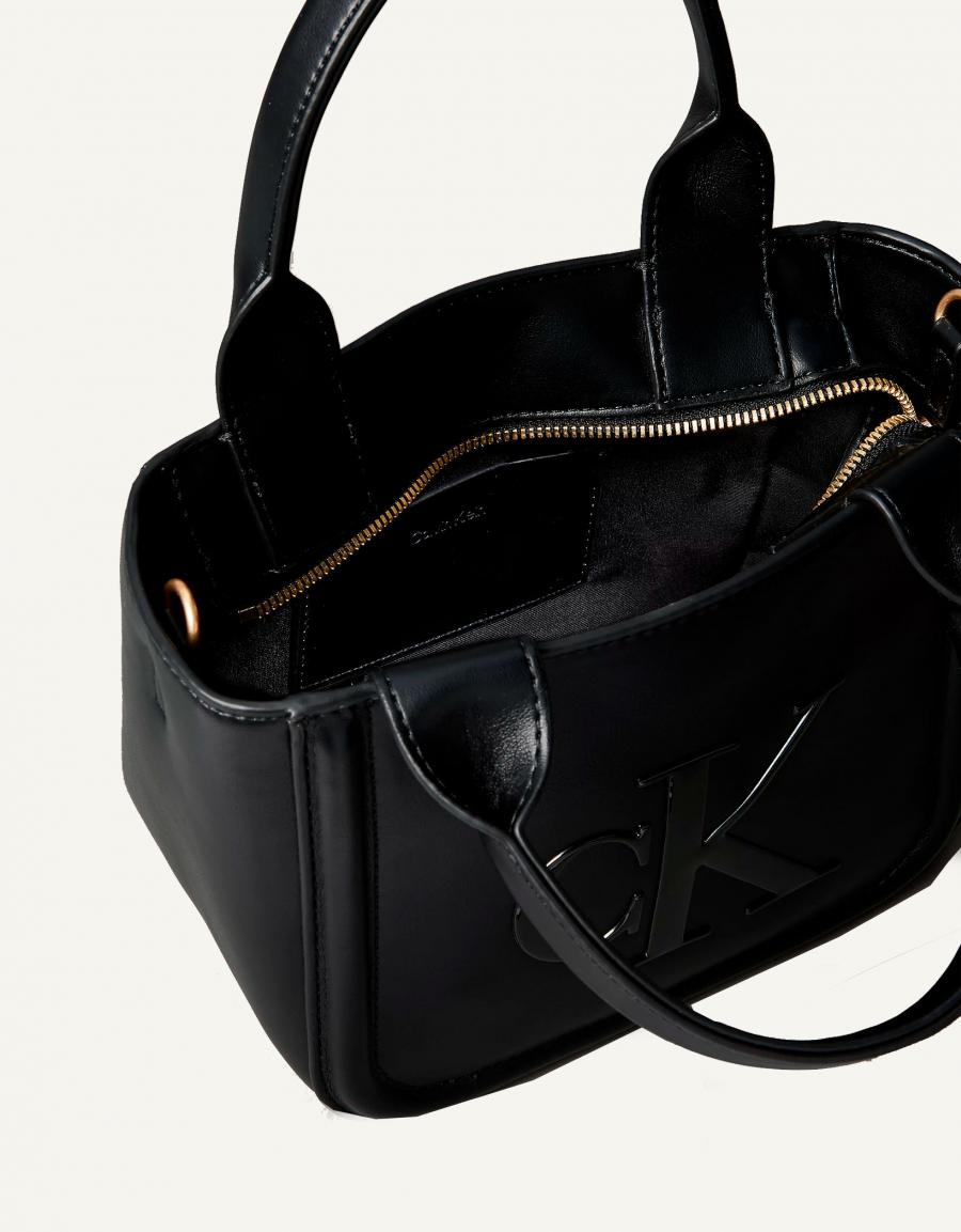 BOLSO CALVIN KLEIN RAISED CK SMALL TOTE WITH STRAP en color Negro