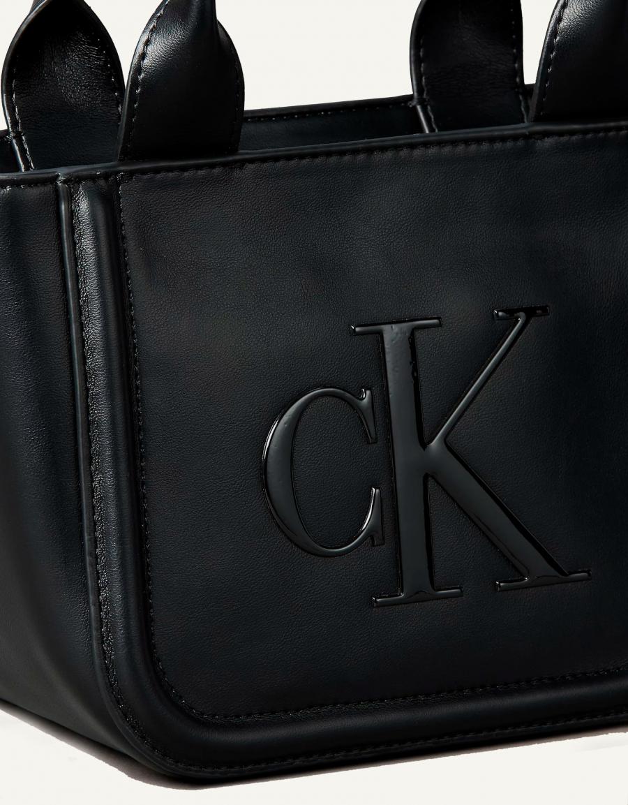 BOLSO CALVIN KLEIN RAISED CK SMALL TOTE WITH STRAP en color Negro