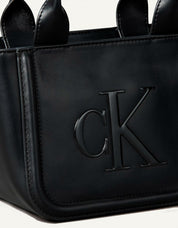 BOLSO CALVIN KLEIN RAISED CK SMALL TOTE WITH STRAP en color Negro