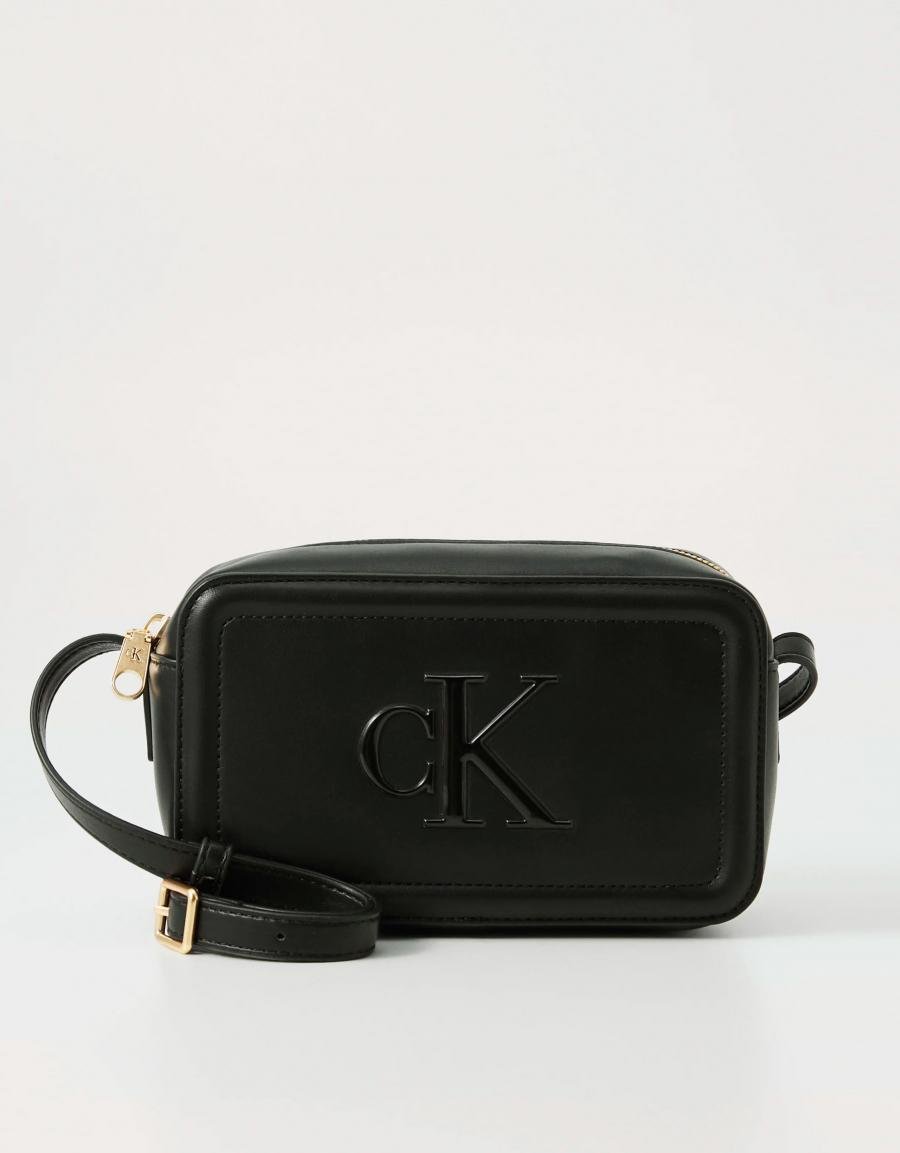 BOLSO CALVIN KLEIN RAISED CK CAMERA BAG en color Negro