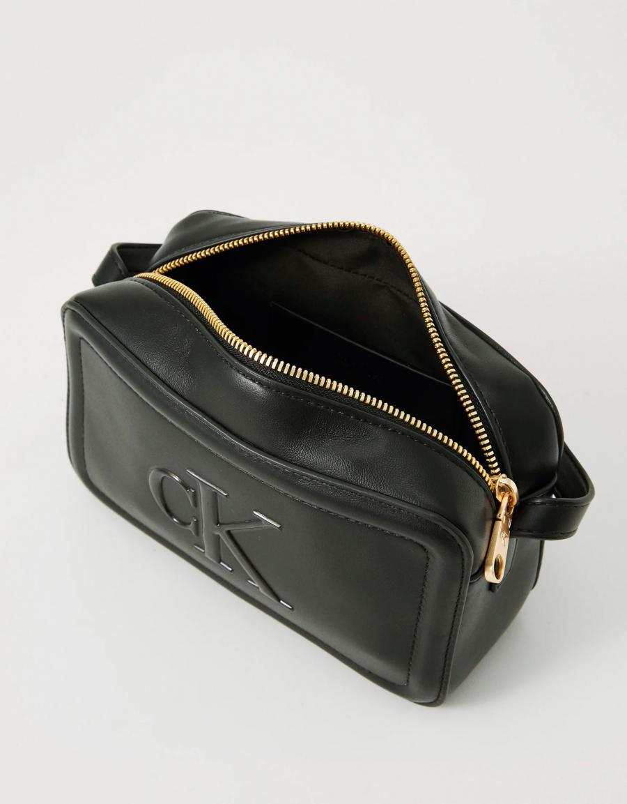 BOLSO CALVIN KLEIN RAISED CK CAMERA BAG en color Negro