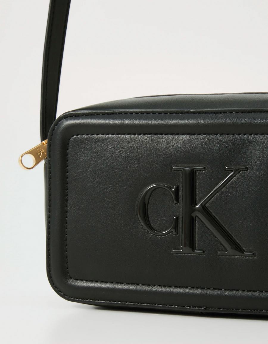 BOLSO CALVIN KLEIN RAISED CK CAMERA BAG en color Negro