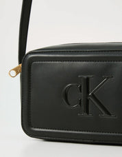 BOLSO CALVIN KLEIN RAISED CK CAMERA BAG en color Negro