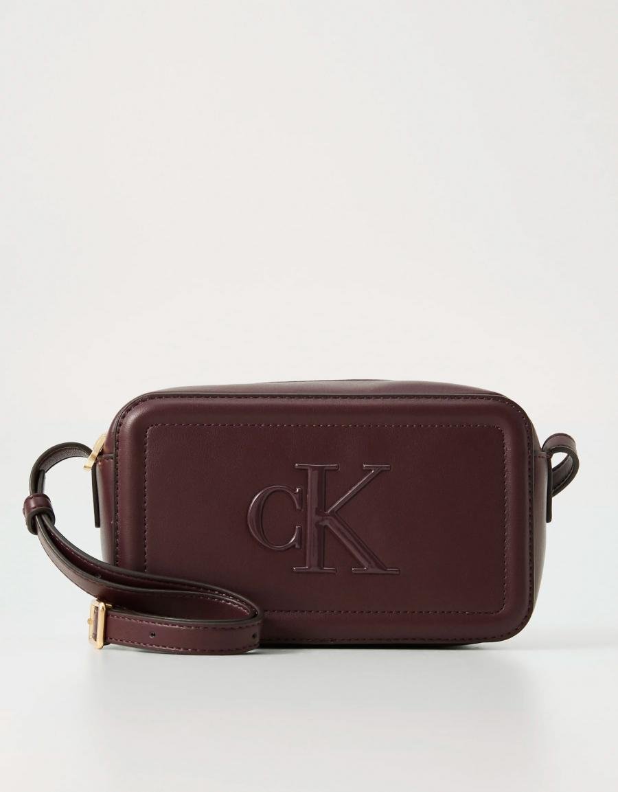 BOLSO CALVIN KLEIN RAISED CK CAMERA BAG en color Burdeos