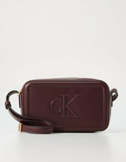 BOLSO CALVIN KLEIN RAISED CK CAMERA BAG en color Burdeos
