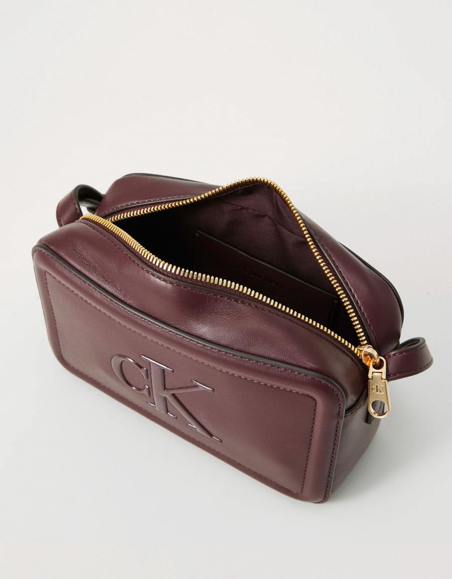 BOLSO CALVIN KLEIN RAISED CK CAMERA BAG en color Burdeos