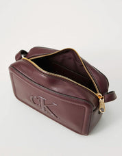 BOLSO CALVIN KLEIN RAISED CK CAMERA BAG en color Burdeos