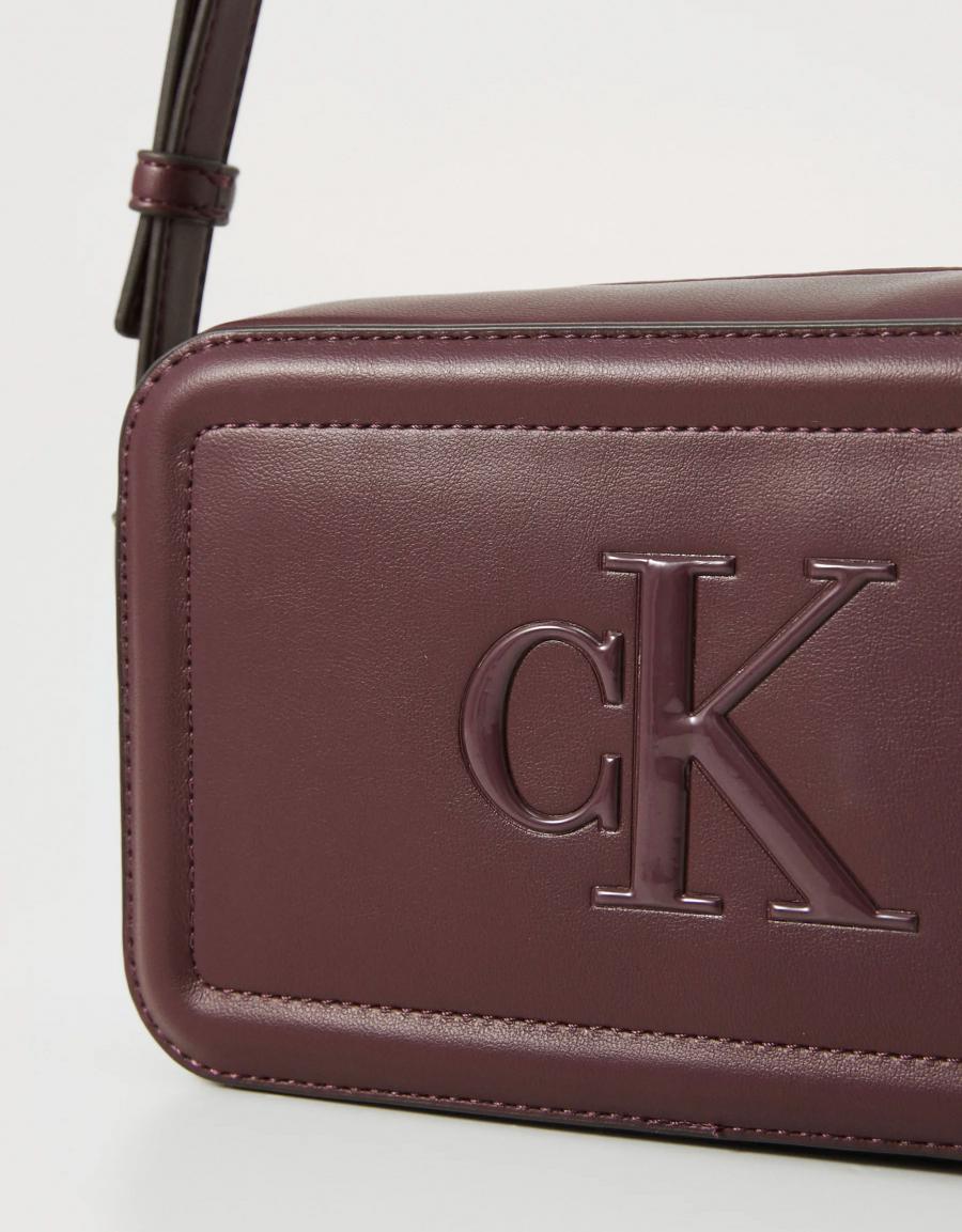 BOLSO CALVIN KLEIN RAISED CK CAMERA BAG en color Burdeos