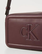 BOLSO CALVIN KLEIN RAISED CK CAMERA BAG en color Burdeos