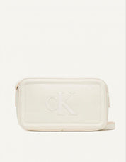 BOLSO CALVIN KLEIN RAISED CK CAMERA BAG en color Blanco