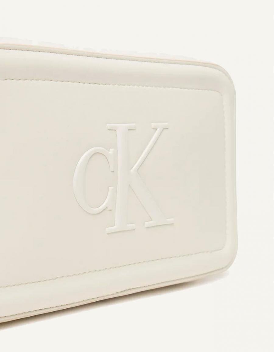 BOLSO CALVIN KLEIN RAISED CK CAMERA BAG en color Blanco