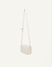 BOLSO CALVIN KLEIN RAISED CK CAMERA BAG en color Blanco
