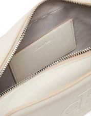 BOLSO CALVIN KLEIN RAISED CK CAMERA BAG en color Blanco