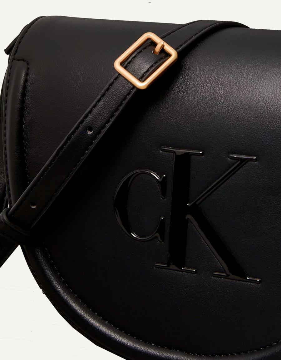 BOLSO CALVIN KLEIN RAISED CK SADDLE CROSSBODY en color Negro