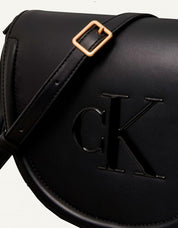 BOLSO CALVIN KLEIN RAISED CK SADDLE CROSSBODY en color Negro