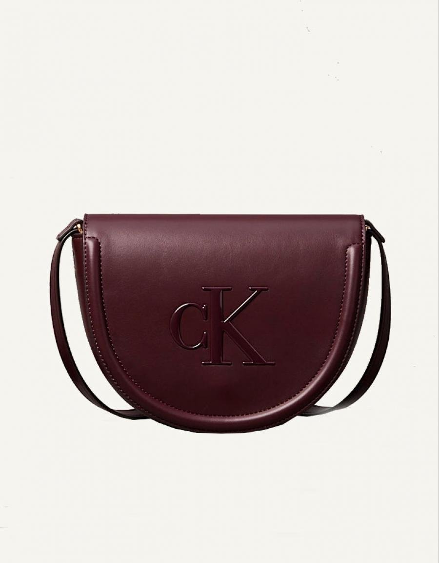 BOLSO CALVIN KLEIN RAISED CK SADDLE CROSSBODY en color Burdeos