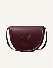 BOLSO CALVIN KLEIN RAISED CK SADDLE CROSSBODY en color Burdeos