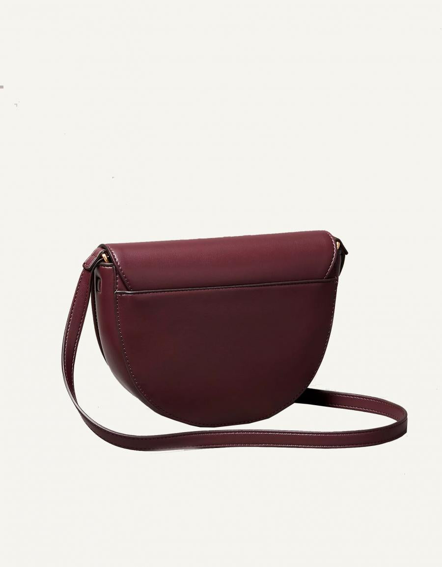 BOLSO CALVIN KLEIN RAISED CK SADDLE CROSSBODY en color Burdeos