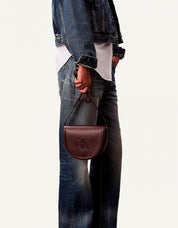 BOLSO CALVIN KLEIN RAISED CK SADDLE CROSSBODY en color Burdeos