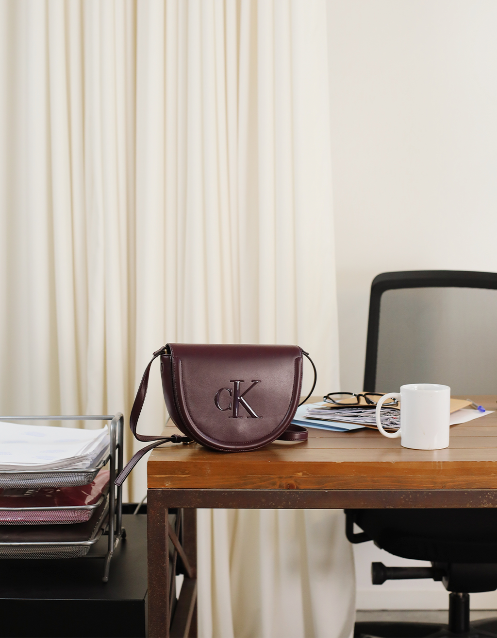 BOLSO CALVIN KLEIN RAISED CK SADDLE CROSSBODY en color Burdeos