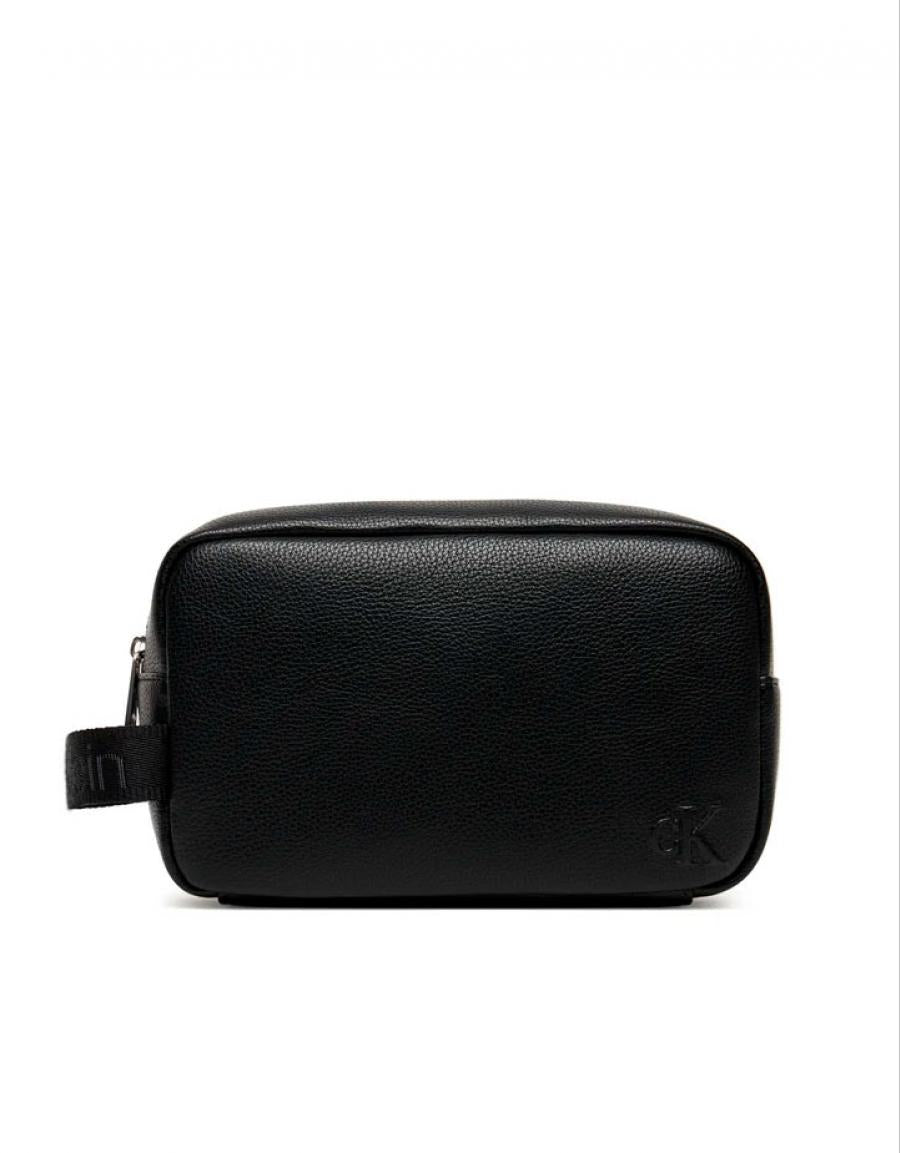 NECESER CALVIN KLEIN CARGO DOPP KIT en color Negro