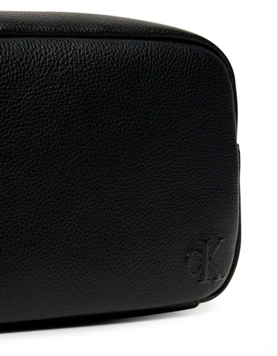NECESER CALVIN KLEIN CARGO DOPP KIT en color Negro