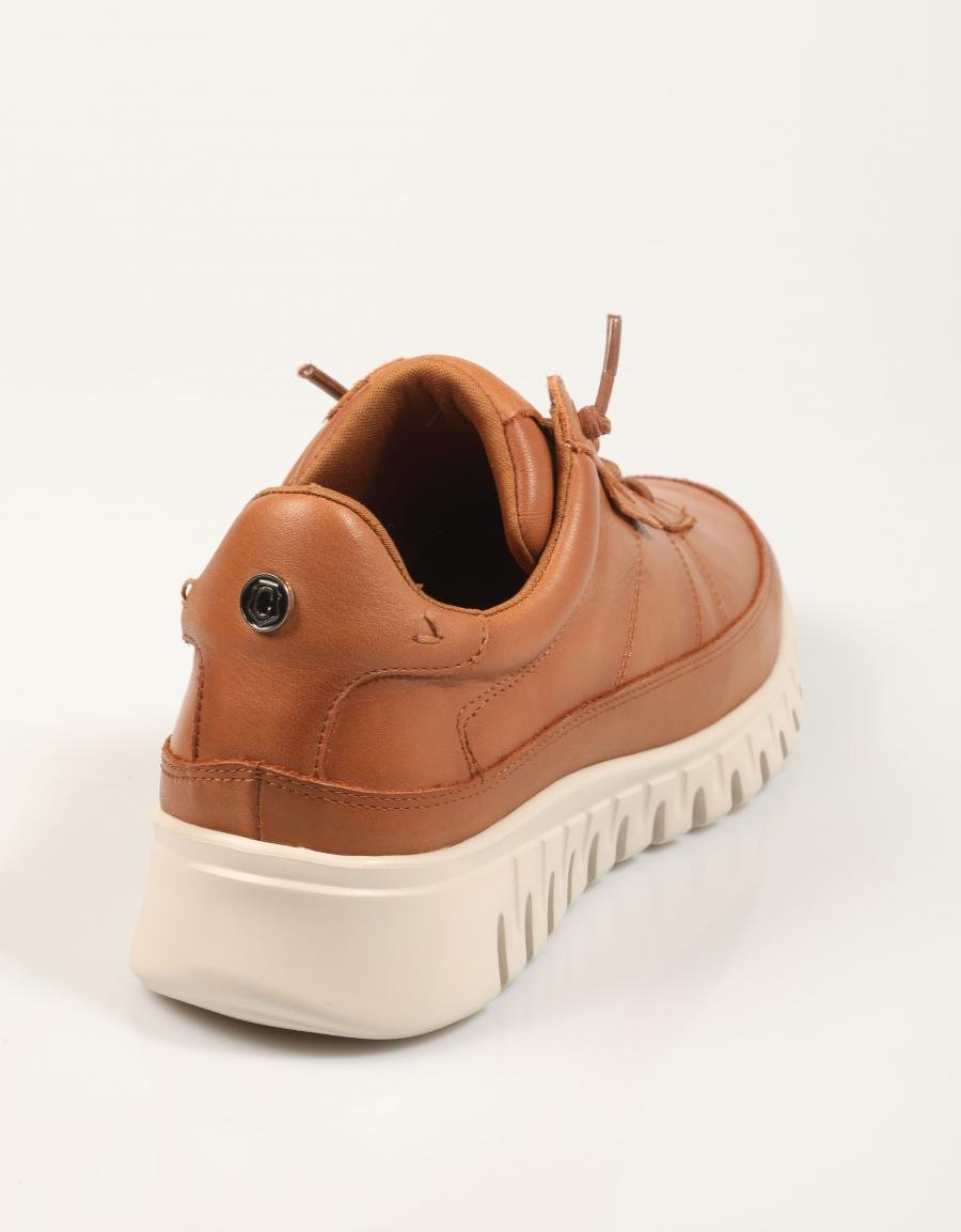 ZAPATILLAS CARMELA 162525 en color Cuero
