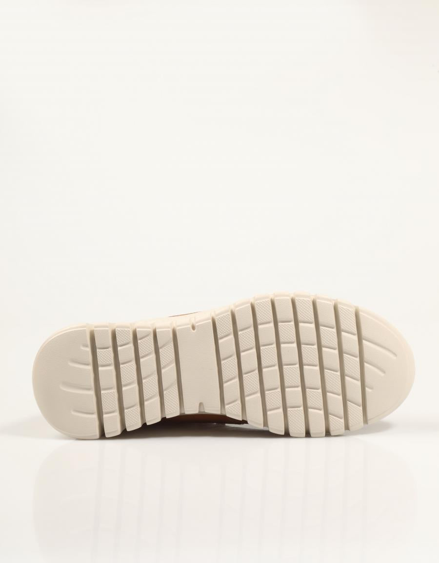ZAPATILLAS CARMELA 162525 en color Cuero