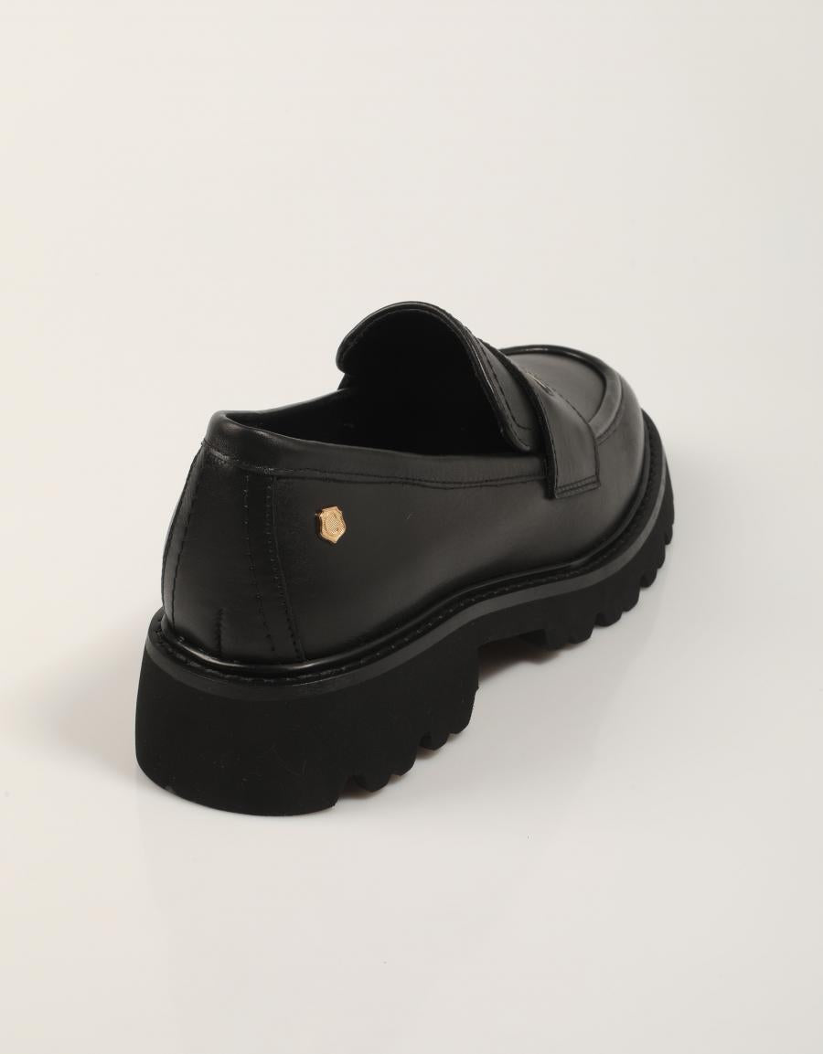ZAPATOS CARMELA 162545 en color Negro