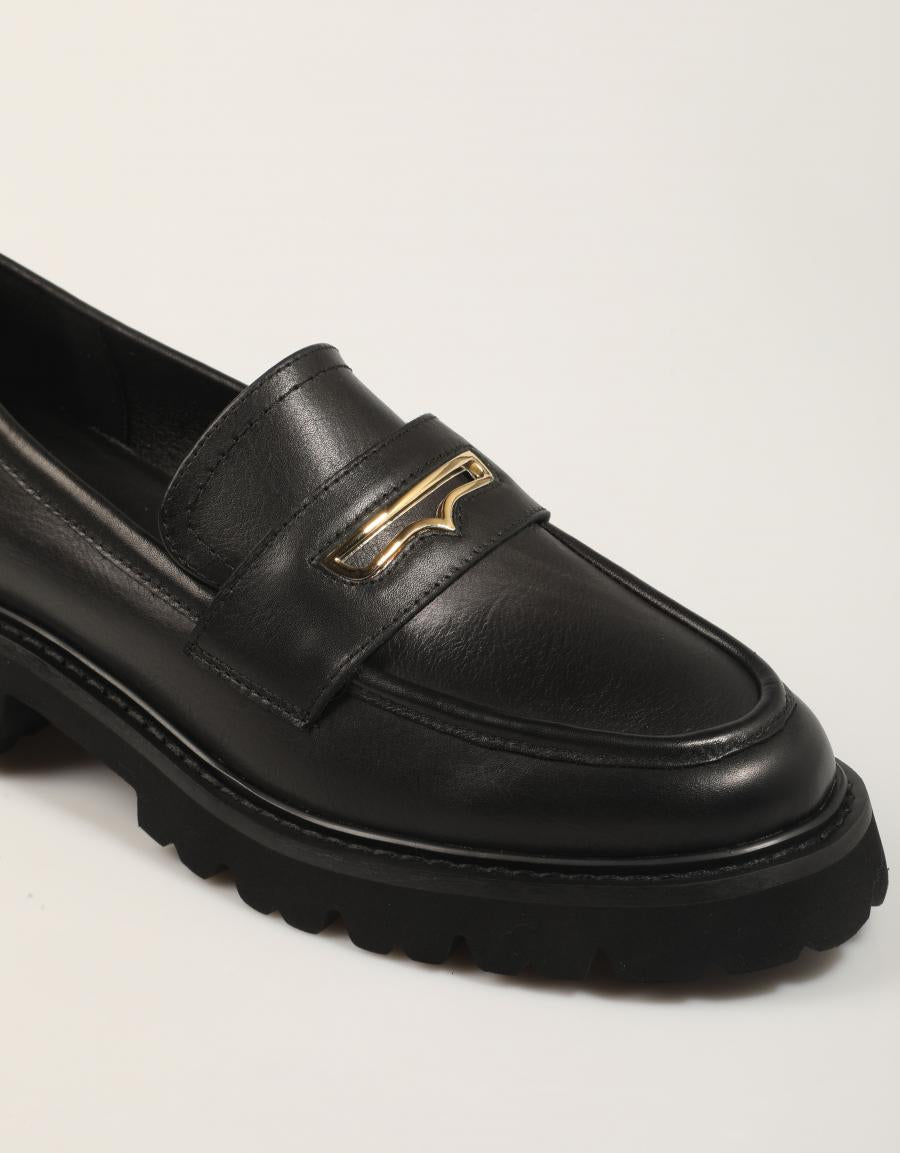 ZAPATOS CARMELA 162545 en color Negro