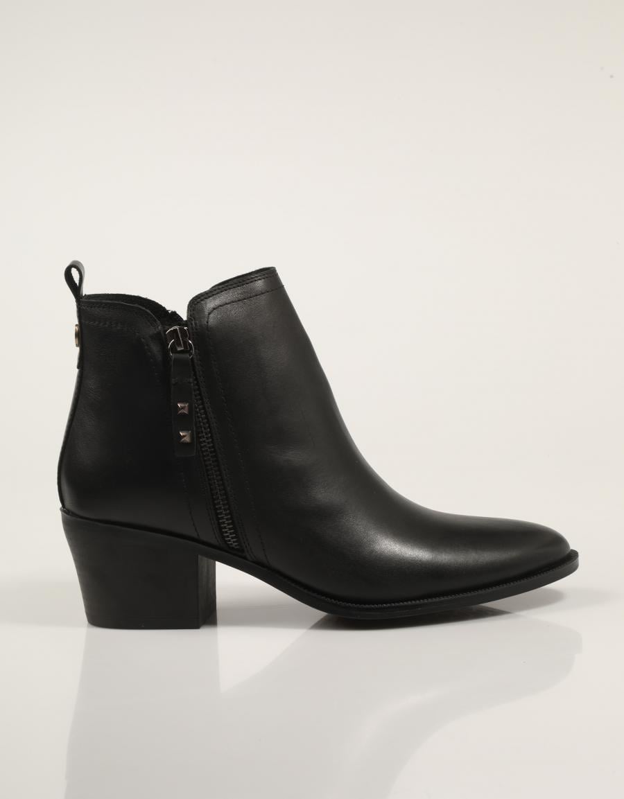 BOTINES CARMELA 162585 en color Negro