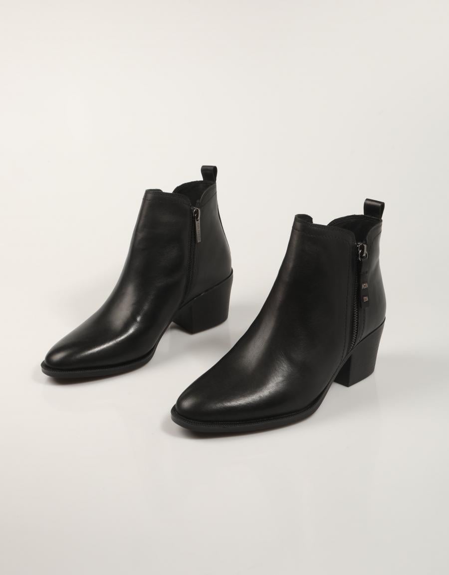BOTINES CARMELA 162585 en color Negro