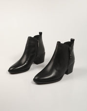 BOTINES CARMELA 162585 en color Negro