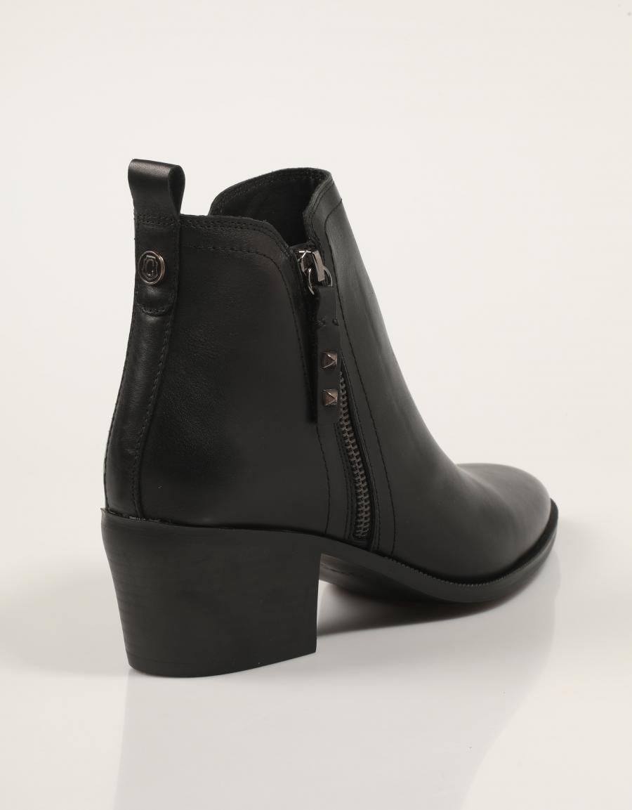 BOTINES CARMELA 162585 en color Negro