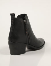 BOTINES CARMELA 162585 en color Negro