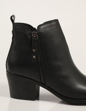 BOTINES CARMELA 162585 en color Negro