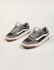 ZAPATILLAS VANS HYLANE en color Gris