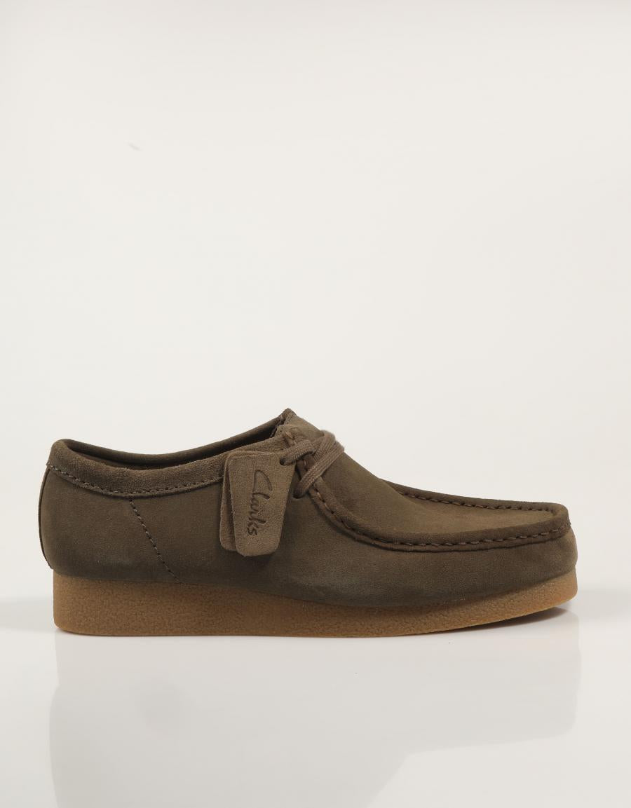 ZAPATOS SPORT CLARKS WALLABEE EV en color Kaki