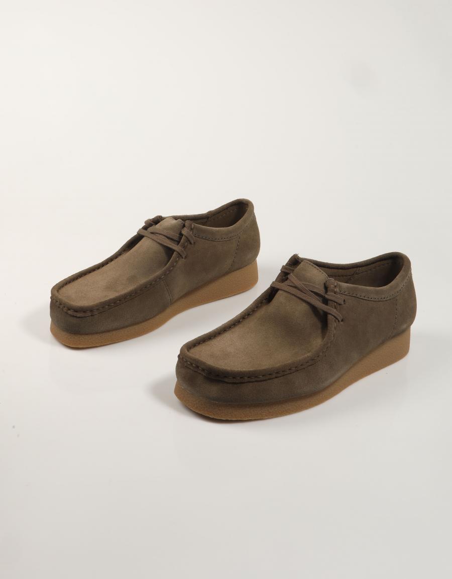 ZAPATOS SPORT CLARKS WALLABEE EV en color Kaki