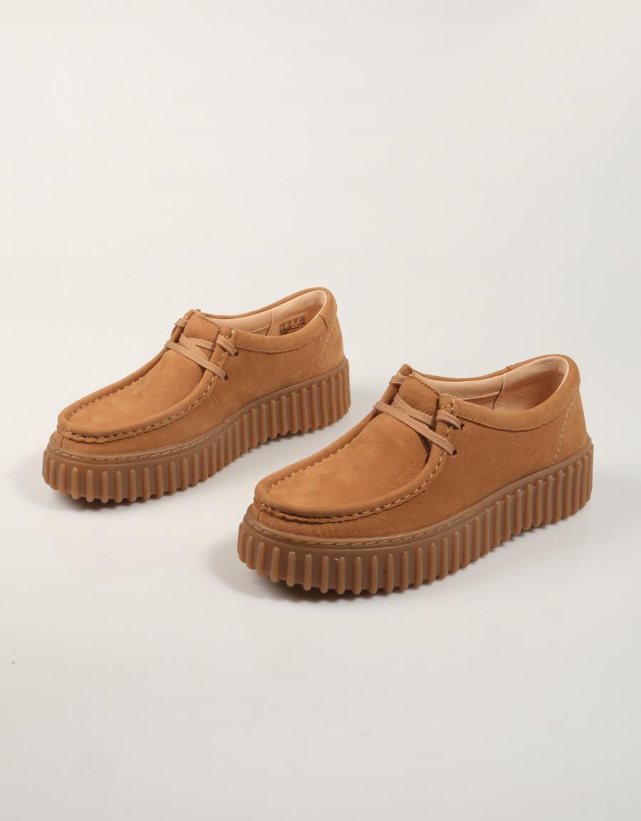 ZAPATOS SPORT CLARKS TORHILL BEE en color Beige