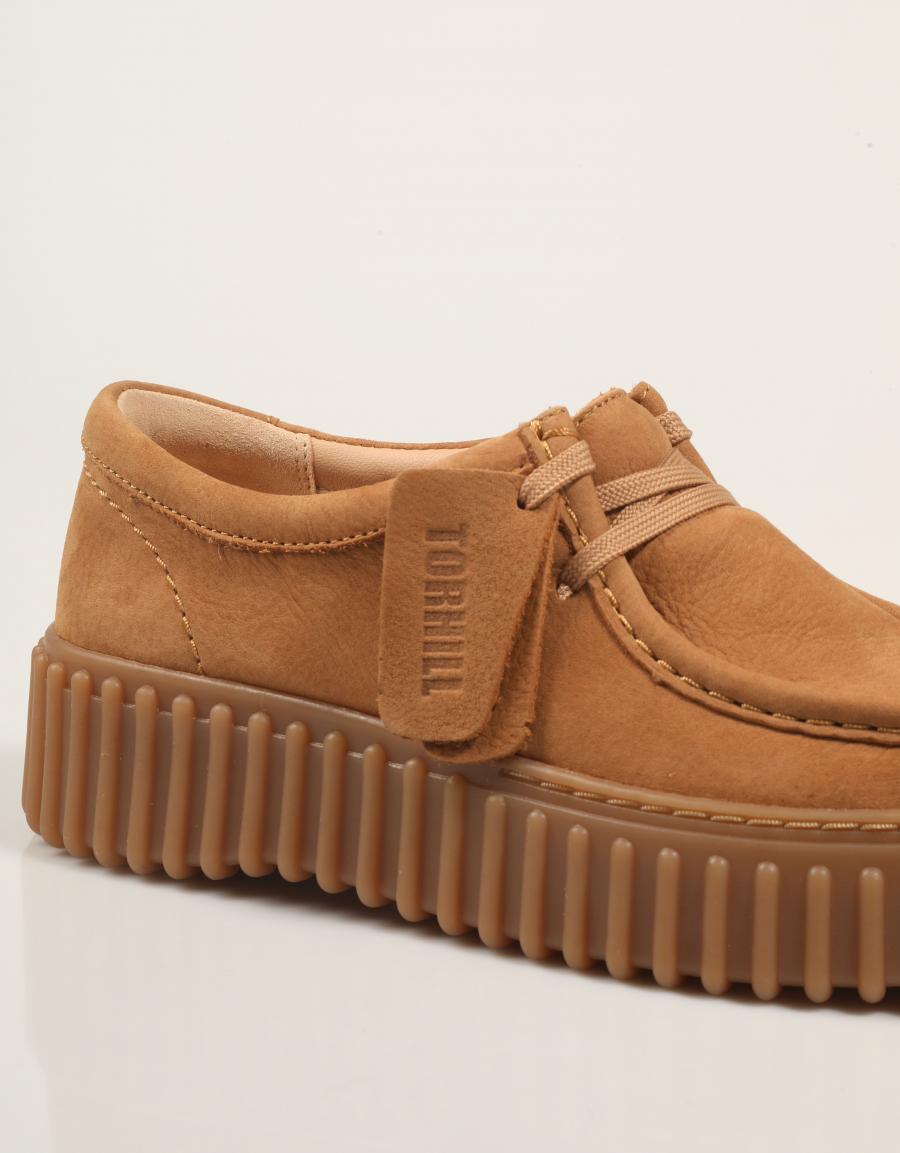 ZAPATOS SPORT CLARKS TORHILL BEE en color Beige