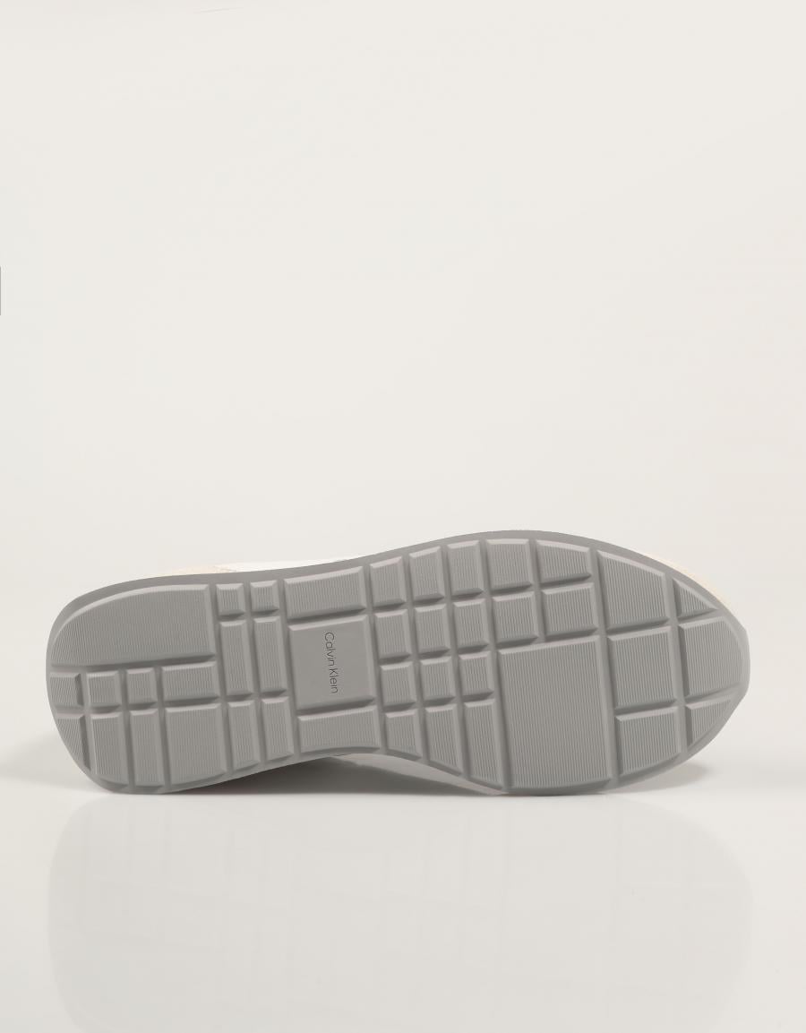 ZAPATILLAS CALVIN KLEIN RETRO RUNNER ESS MIX MAT en color Blanco