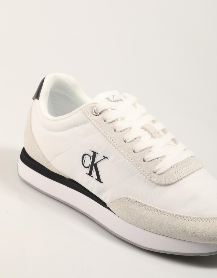 ZAPATILLAS CALVIN KLEIN RETRO RUNNER ESS MIX MAT en color Blanco